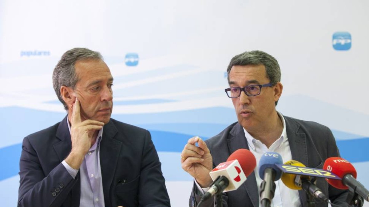 El candidato del PP a la diputación de Ávila, Pablo Luis Gómez; y presidente del PP de Ávila, Antolín Sanz, durante la rueda de presa que ofrecieron esta mañana en la sede del PP de Ávila-ICAL
