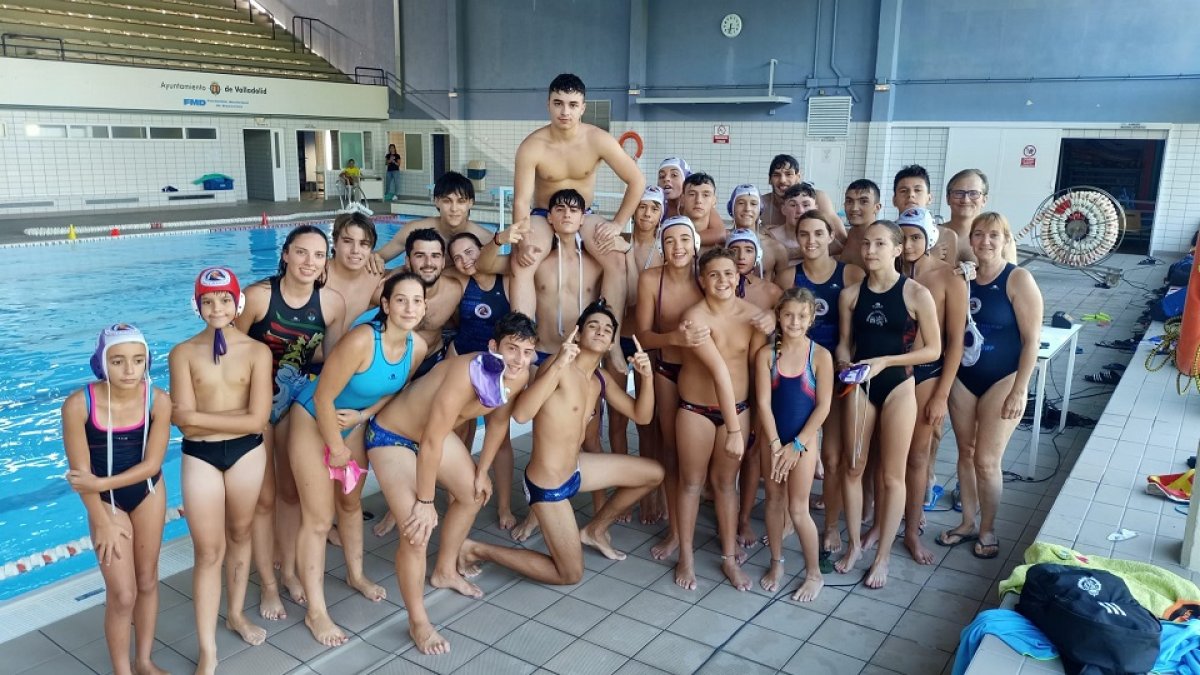 Componentes del Club Natación Parquesol antes de la exhibición de waterpolo. / M. ÁLVAREZ