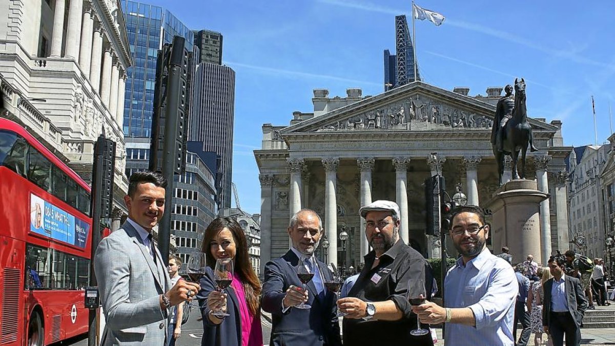 íctor Caramanzana junto al resto de la expedición empresarial en Londres.-ICAL