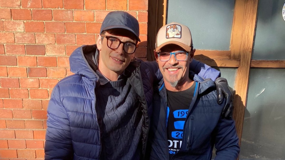 El escritor junto a Yon González. -  TWITTER GELLIDA