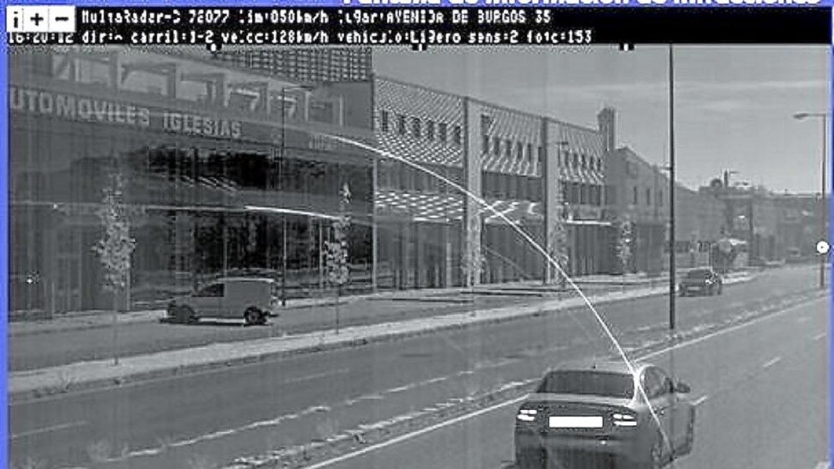Imagen captada por el radar de la avenida Burgos, en el momento de ser cazado el vehículo.-E. M.