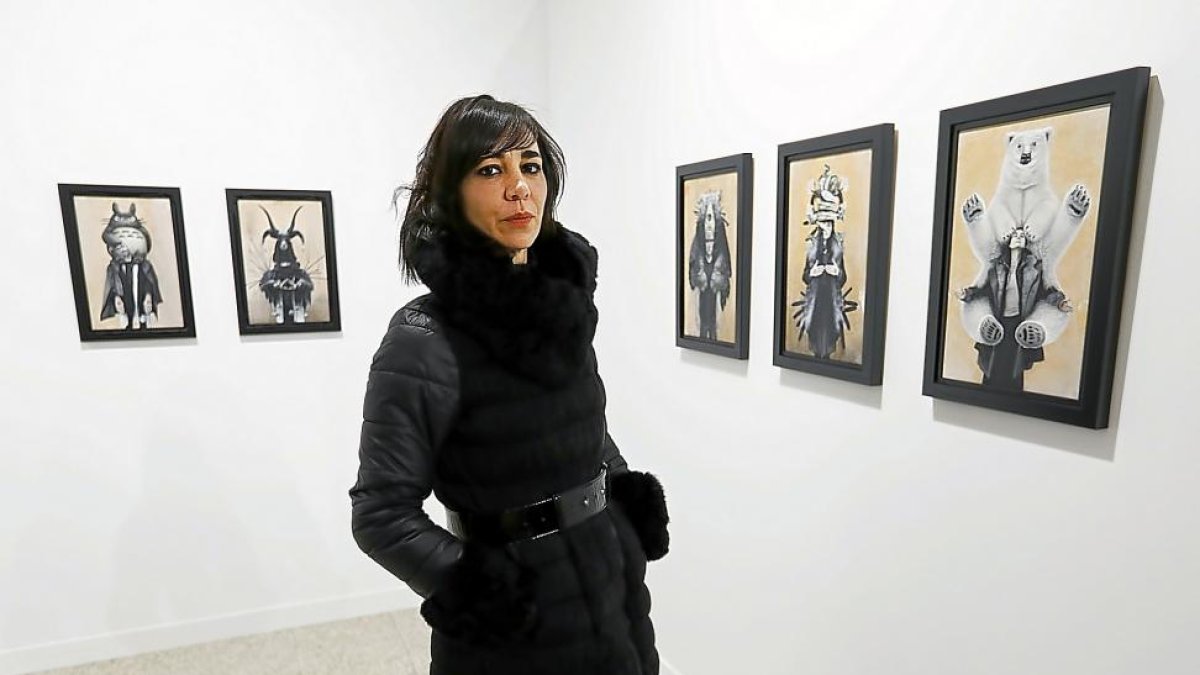 Paloma Pájaro junto a algunas de sus obras.-J. M. LOSTAU
