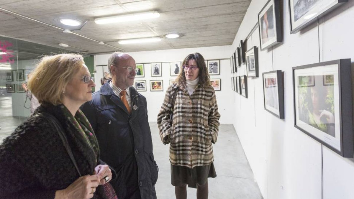 El alcalde de Valladolid, Francisco Javier León de la Riva, en la exposición fotográfica dedicada a las mujeres en el aparcamiento de la Plaza del Milenio-Miguel Ángel Santos