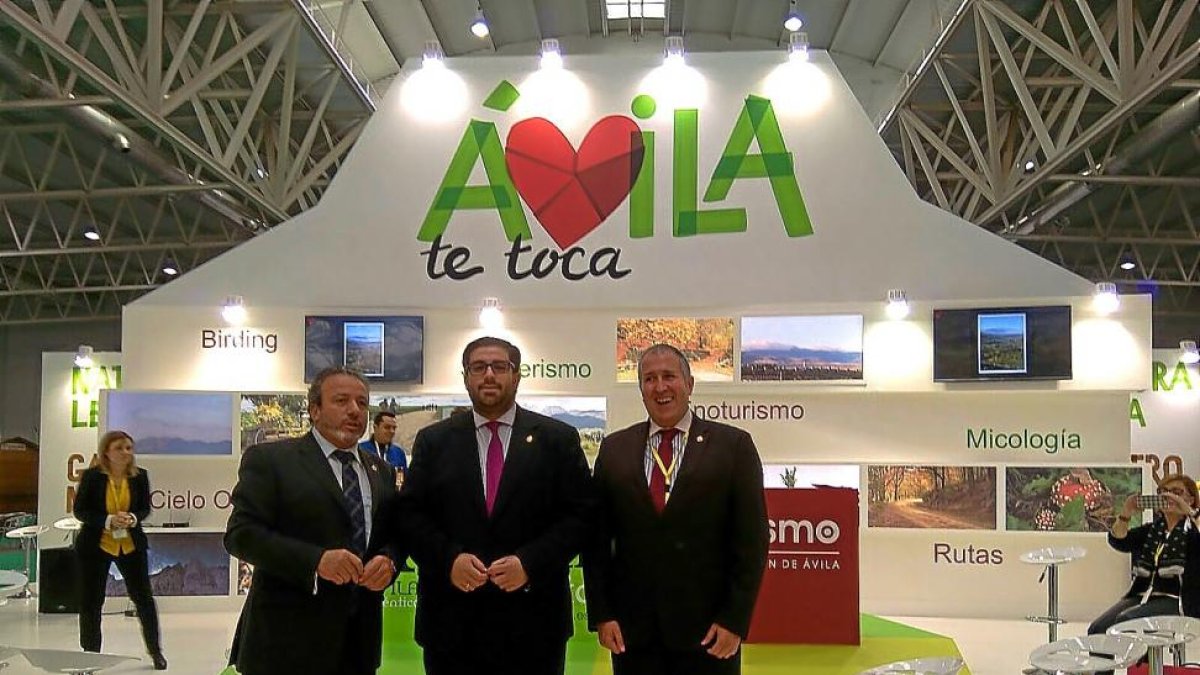Jesús Sánchez Cabrera, en el centro, en el stand de Ávila en Intur.-E.M.