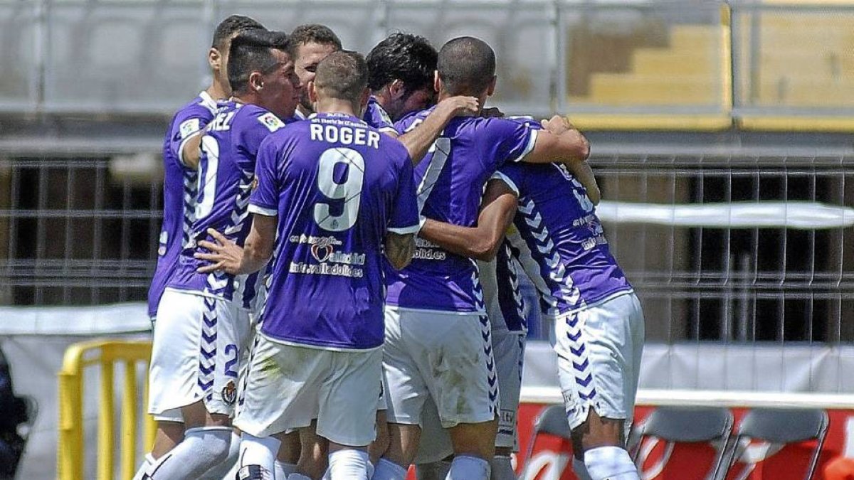 Jugadores blanquivioleta festejan su gol en Las Palmas-Sánchez / Photo-Deporte