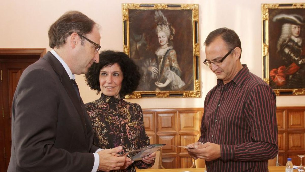 El alcalde de Palencia, Alfonso Polanco (D), la presidenta de la Asociación Palentina con el Pueblo Saharaui, Anna Cristina Aparicio (C) , y el concejal de Servicios Sociales, Luis Ángel Pérez (D), presentan el VIII Desfile de Moda a Beneficio del Pueblo -Ical