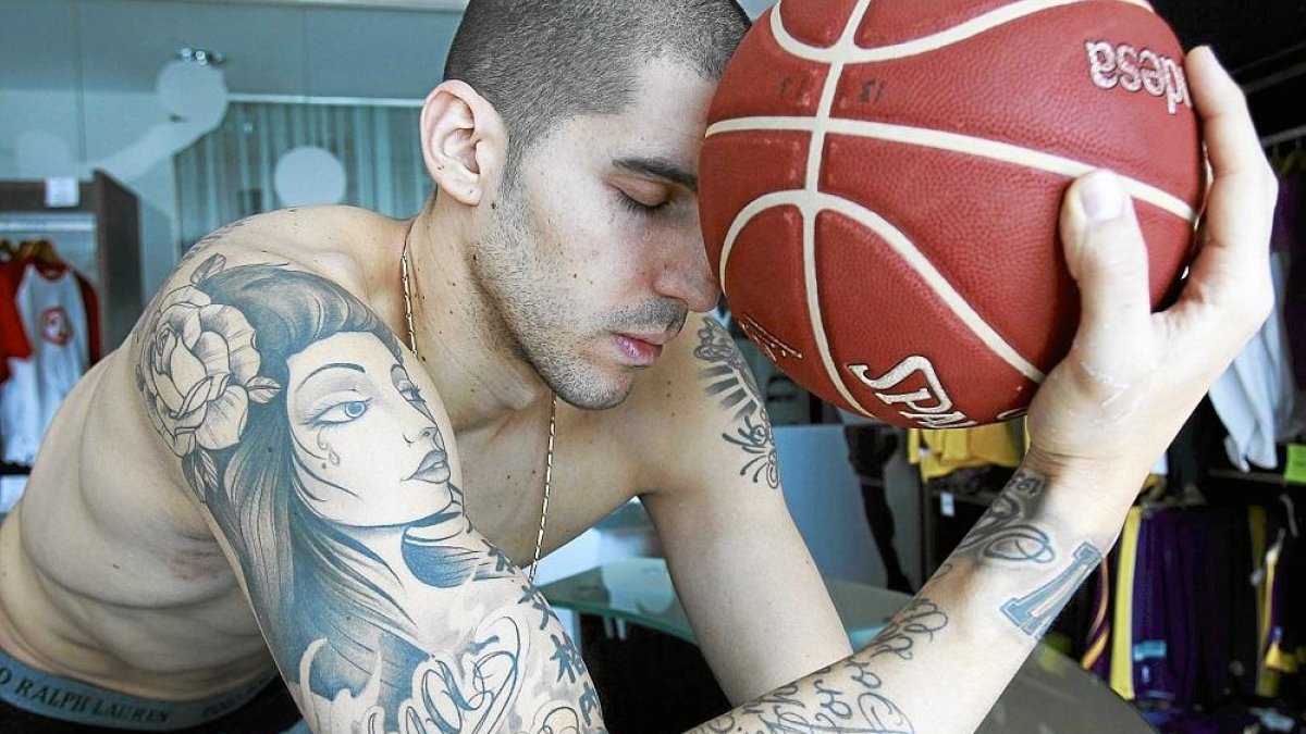 NachoMartín luce tatuajes, entre ellos el dedicado a su padre Morti (arriba) mientras posa con el balón de baloncesto.-J.M. LOSTAU