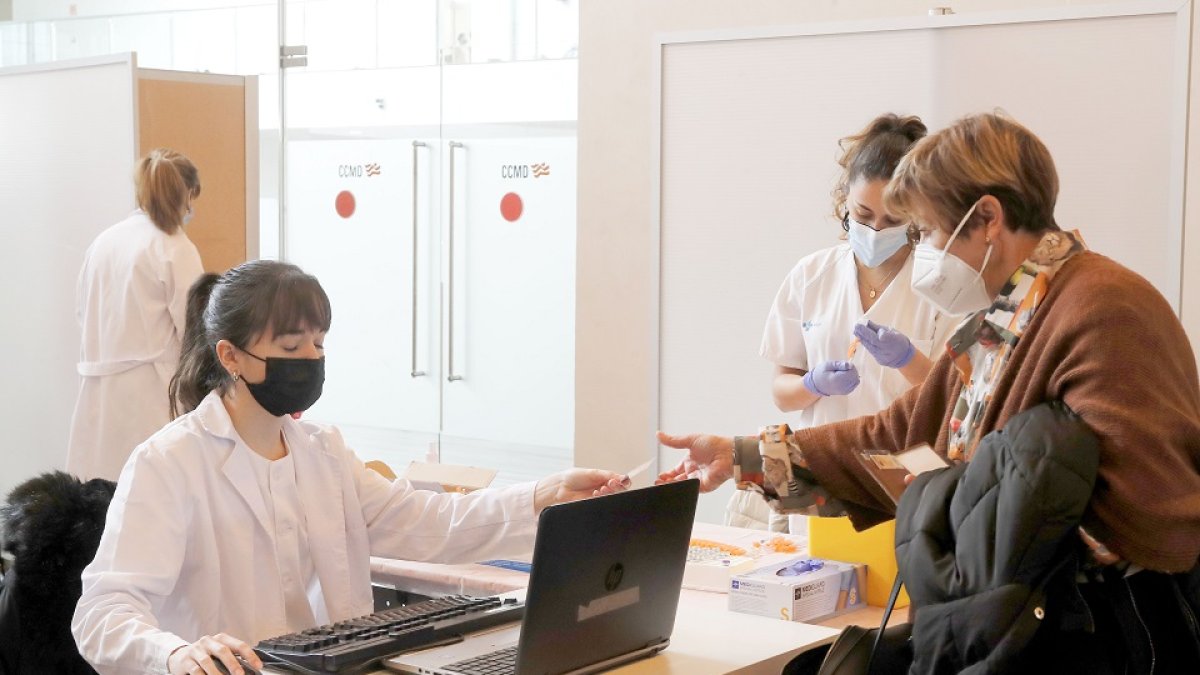 Una de las personas que se vacunaban ayer en el Delibes de Valladolid. PHOTOGENIC