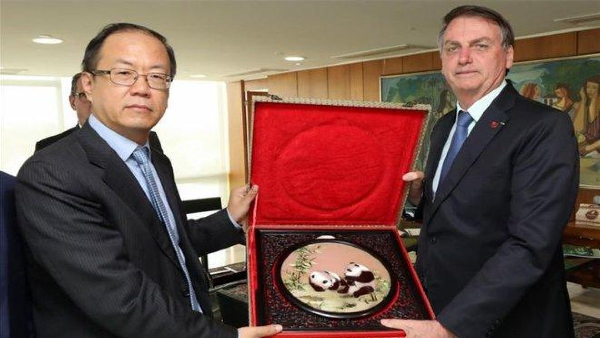 Jair Bolsonaro y Wei Yao, presidente de Huawei.-EFE