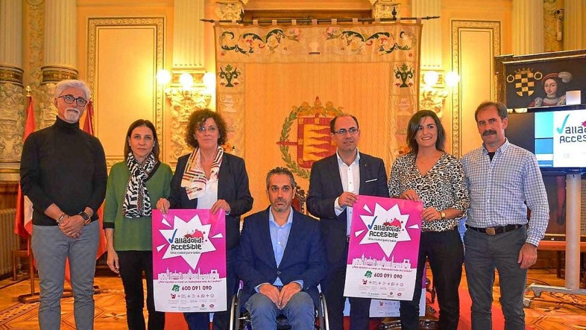 La concejala Rafaela Romero y el concejal Luis Vélez, en el centro, con el resto de promotores de la iniciativa.-E. M.