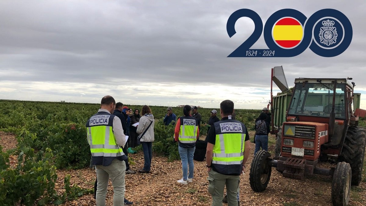 La Policía Nacional detiene a un hombre por explotar ilegalmente a 12 jornaleros en el campo.- ICAL