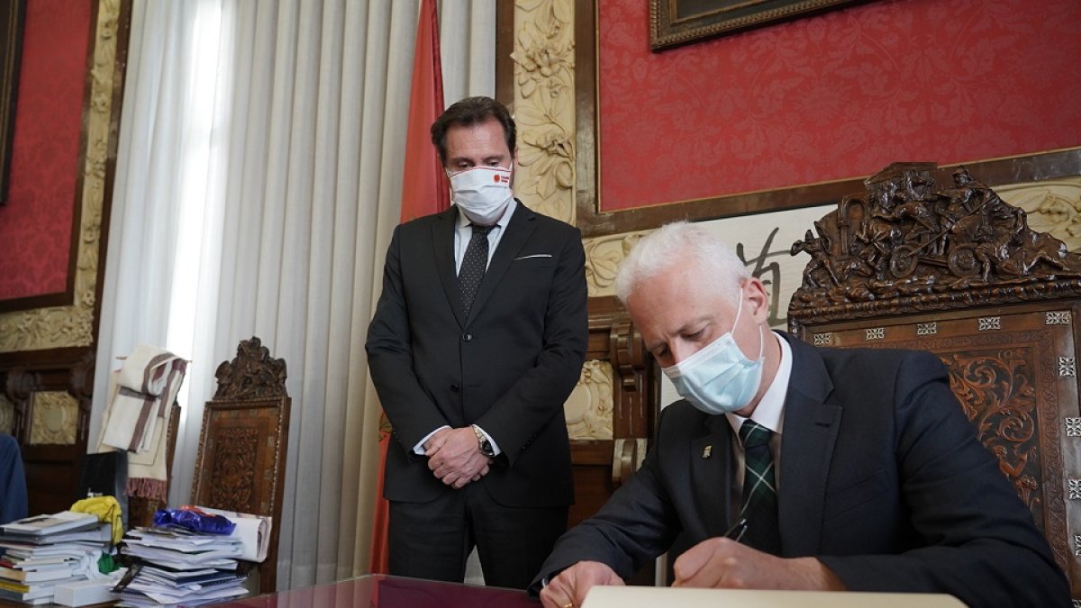 El alcalde de Logroño, en primer plano, acompañado del alcalde de Valladolid, al fondo.- ICAL
