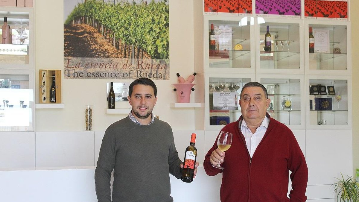 Anibal Asensio y su hijo Rubén en la fachada de la bodega en Olmedos.-ARGICOMUNICACIÓN