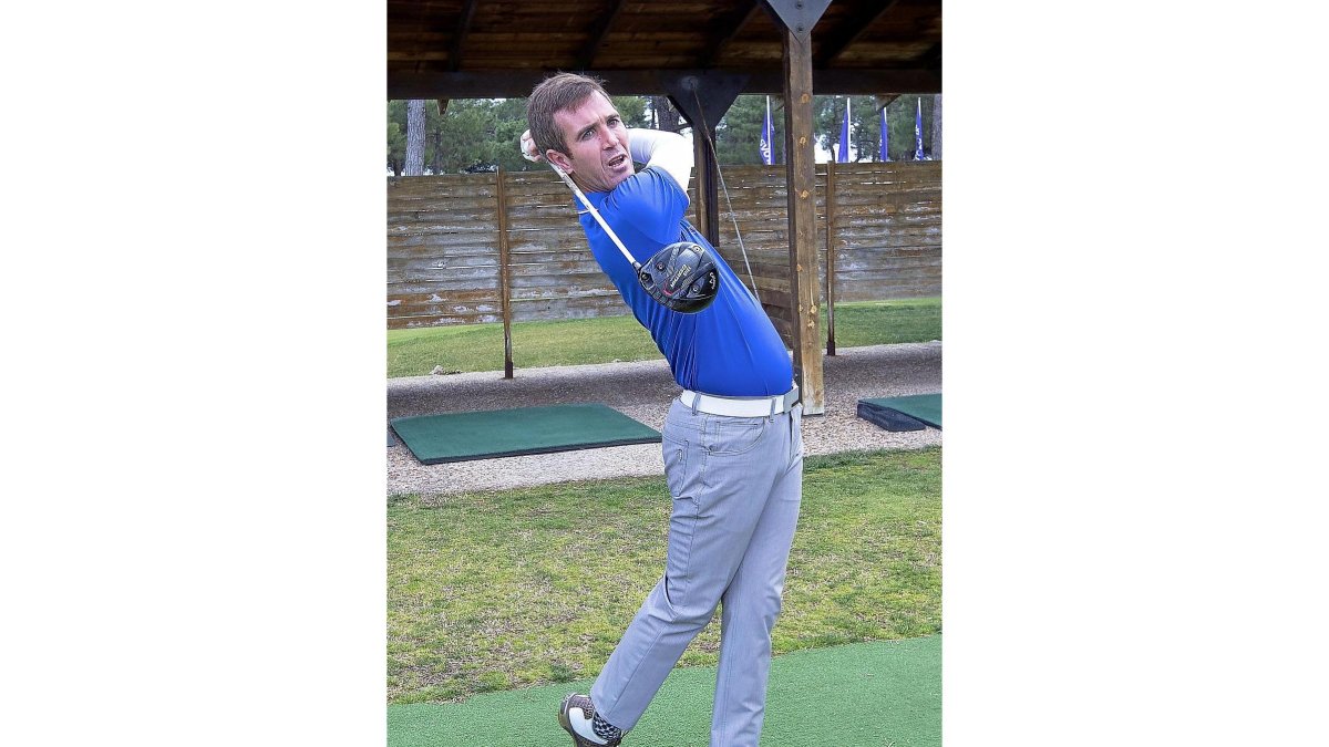 El vallisoletano Fernando Arregui realiza  un golpe de salida en las instalaciones de Aldeamayor Golf.-J.M. LOSTAU