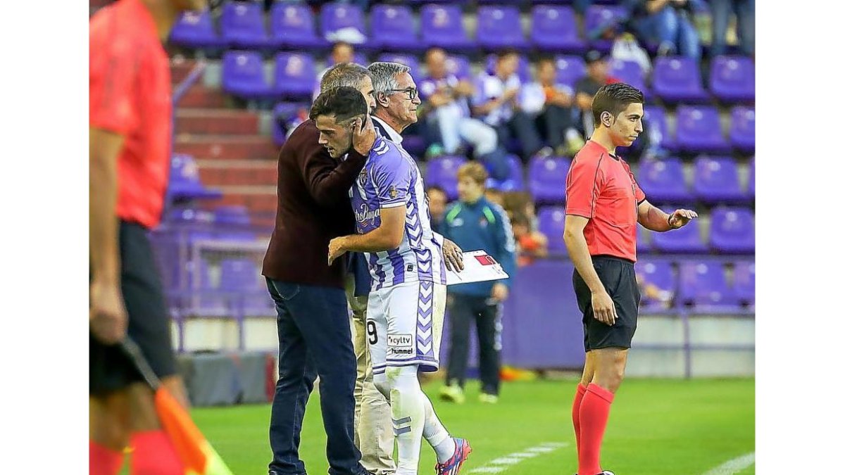 Jose recibe una carantoña de Herrera tras ser sustituido ante el Alcorcón.-MIGUEL ÁNGEL SANTOS