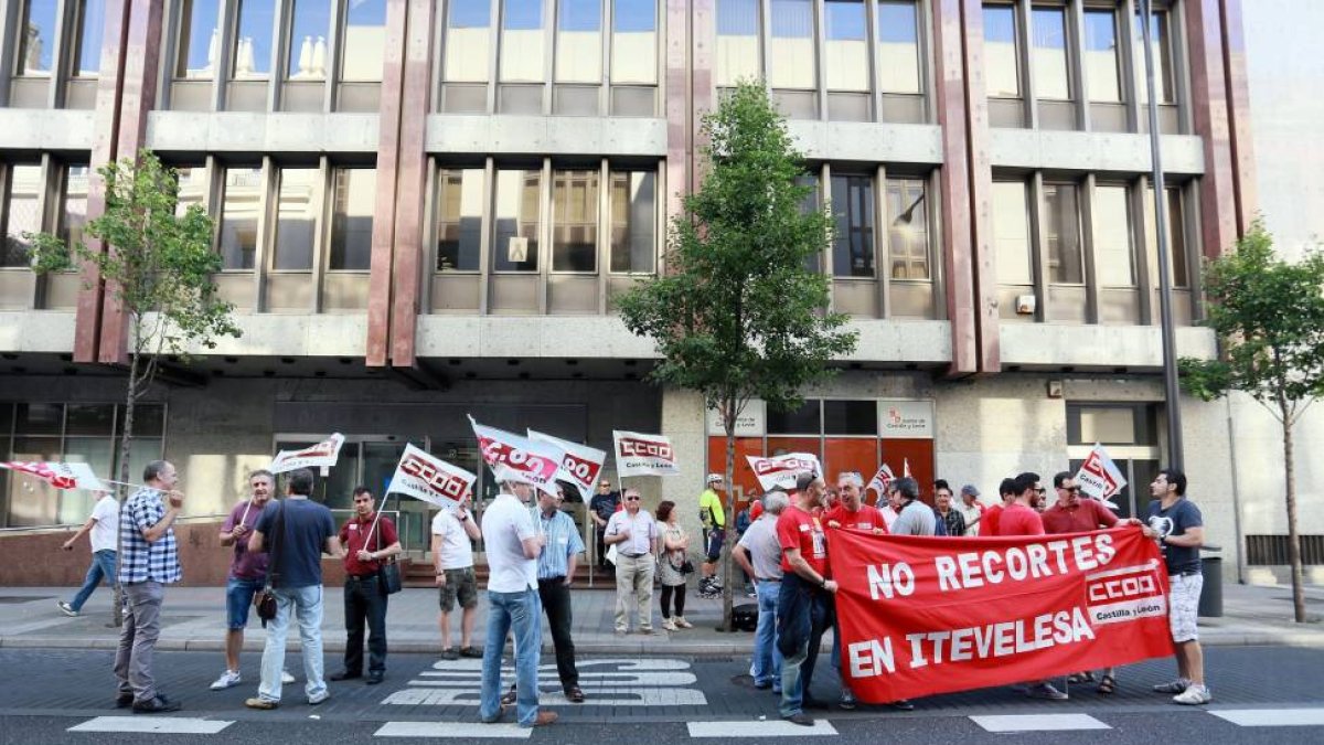 La plantilla de Itevelesa se concentra a las puertas de la delegación territorial de la Junta-Ical