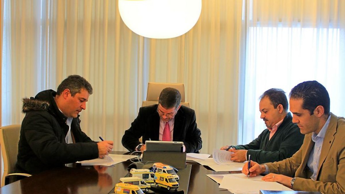 Mancebo, Magdaleno, De Castro y Arranz, durante la firma del acuerdo.-E. M.