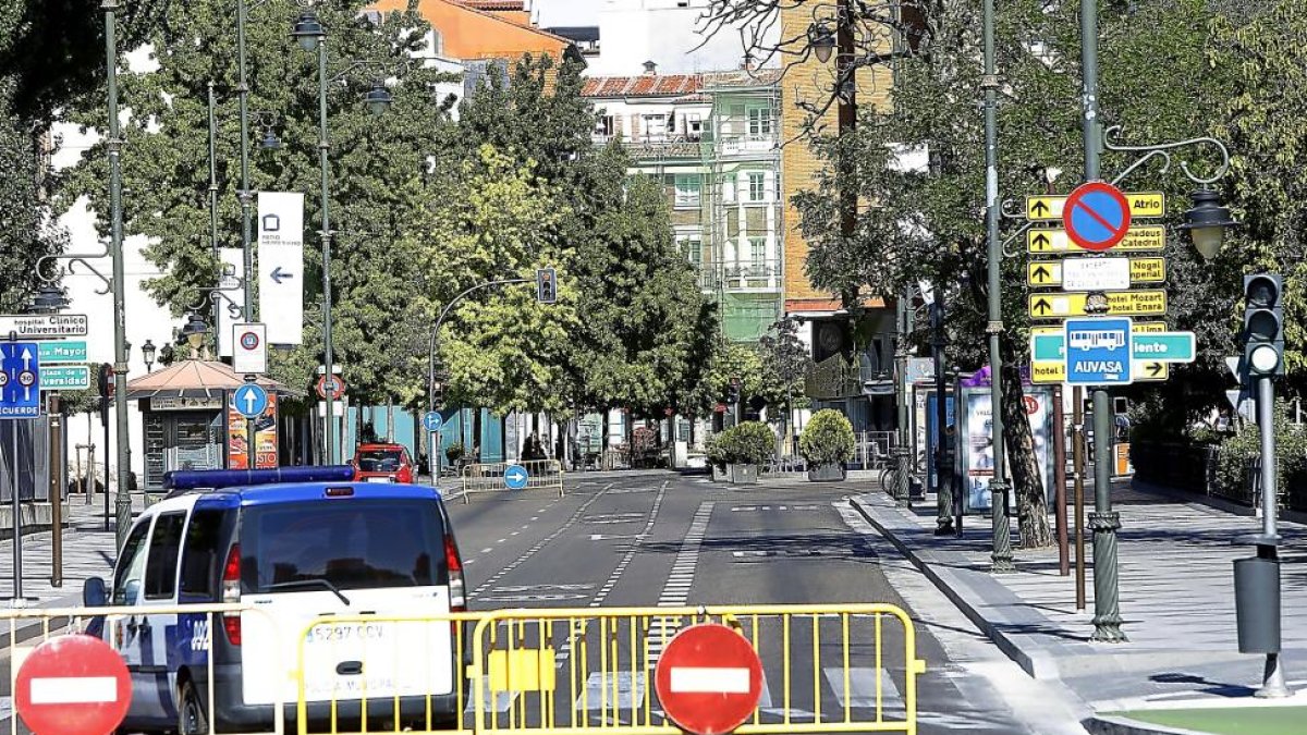 Imagen del centro cortado al tráfico por la contaminación.-J.M. LOSTAU