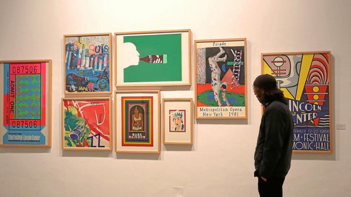 Un hombre contempla obras de Hockney, Lichtenstein y Warhol.-ICAL