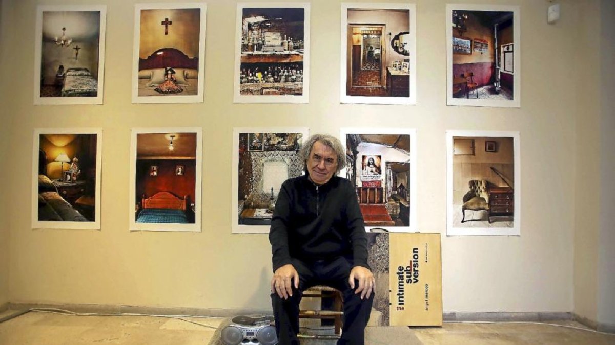 Ángel Marcos, en el Museo Patio Herreriano, junto a algunas obras de ‘The intimate subversion’.-Ical