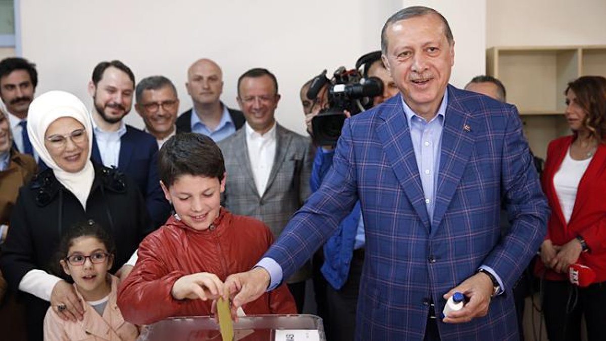 El presidente de Turquía, Recep Tayyip Erdogan, en su colegio electoral.-