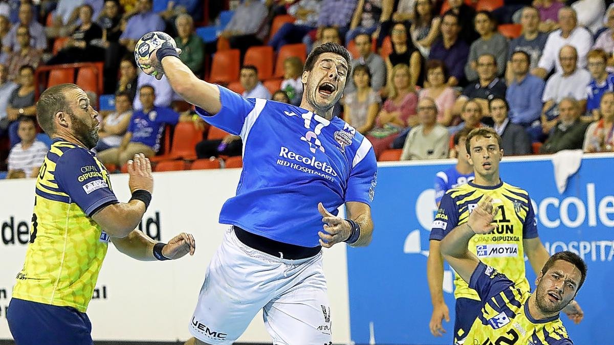 Abel Serdio, en el último duelo ante Bidasoa en Huerta del Rey.-J. M. LOSTAU