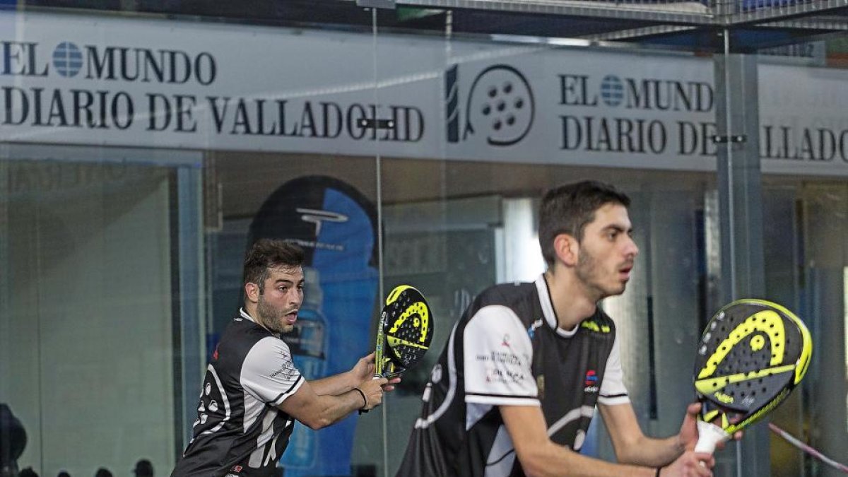 Dos jugadores de Padeld10z durante un partido de la LAP.-EL MUNDO