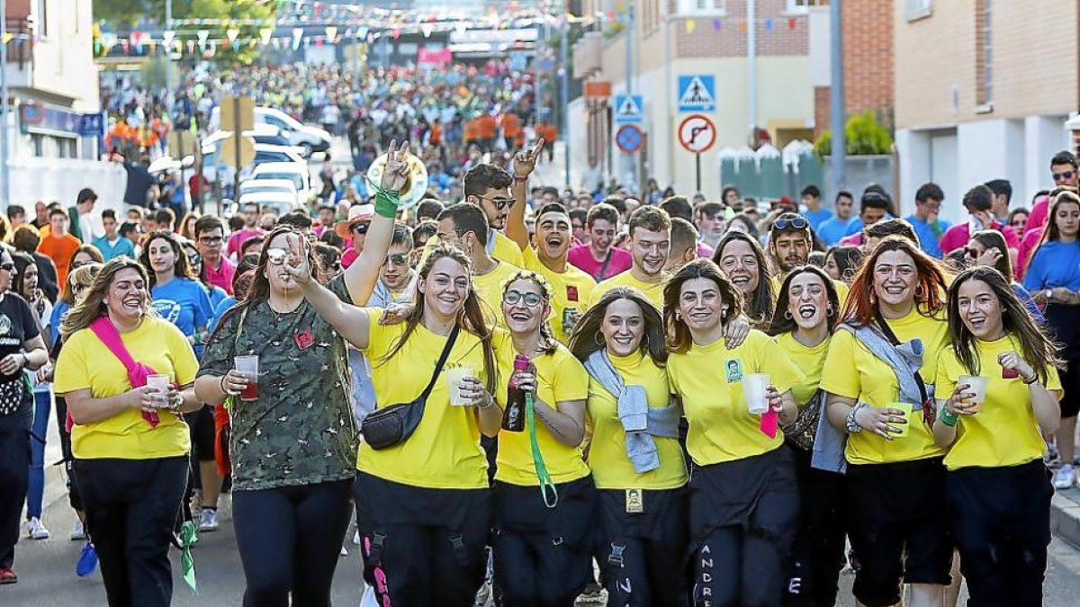 Las peñas, ayer, durante el desfile por las calles de La Flecha.-J. M. LOSTAU
