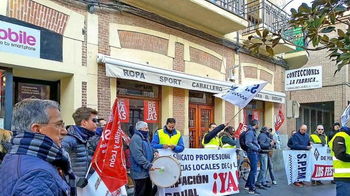 Concentración de policías municipales de Medina del Campo frente al Ayuntamiento, en una imagen de archivo.-E. M.