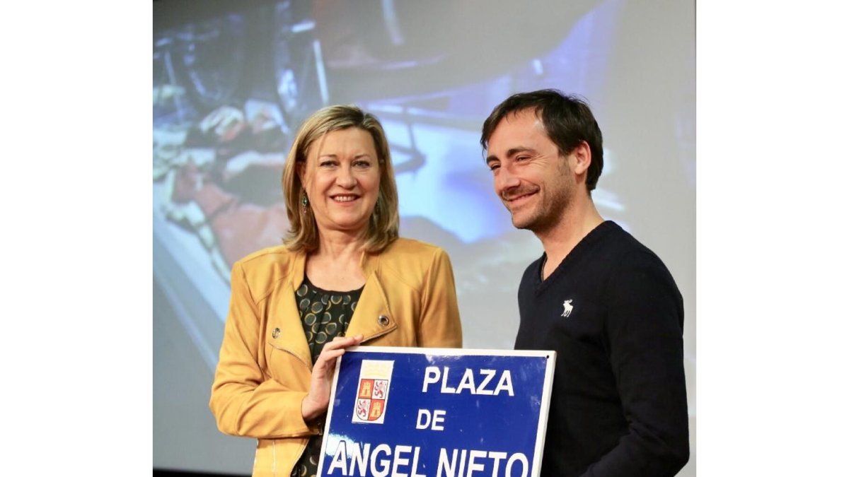 La consejera de Economía y Hacienda, Pilar del Olmo, entrega una placa de homenaje al hijo de Ángel Nieto.-ICAL
