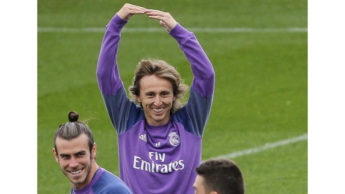 Modric, Bale y Kovacic, durante el entrenamiento de este sábado en la ciudad deportiva de Valdebebas.-EFE / MARISCAL