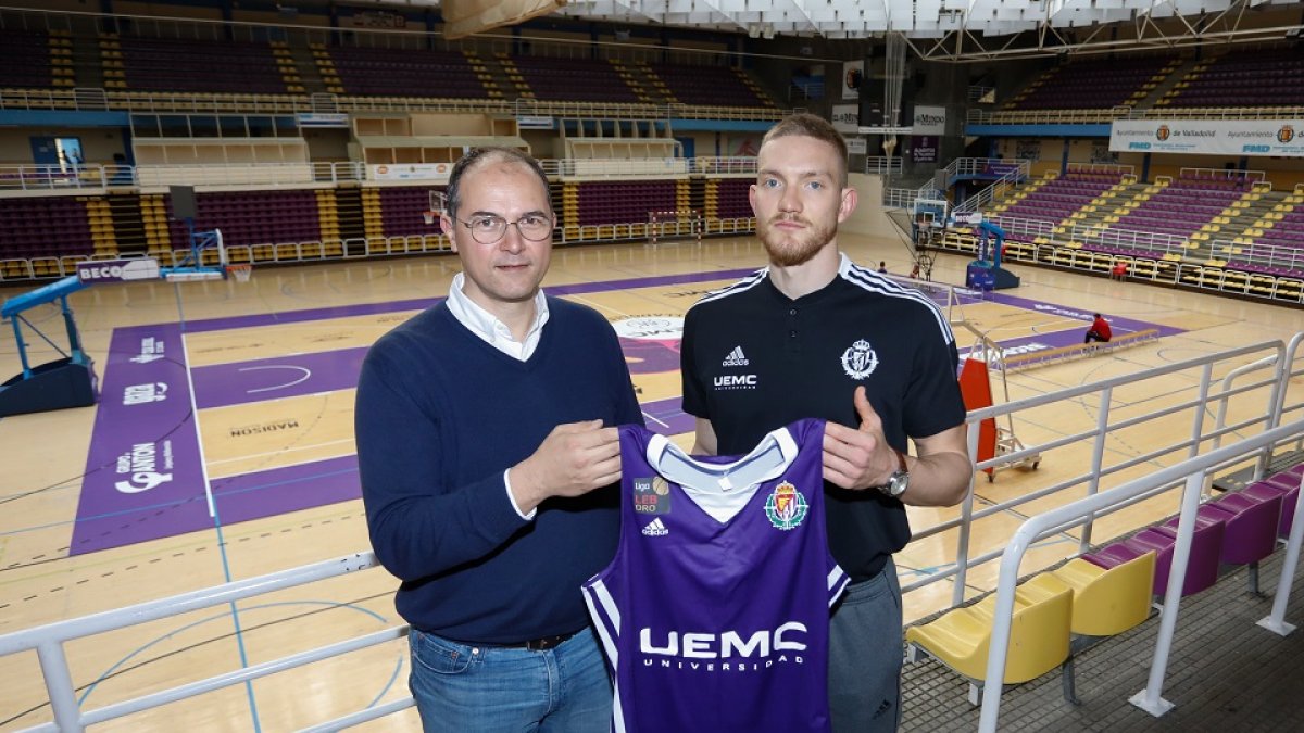 Pellitero y Gilbert en la presentación en Pisuerga. / LOSTAU