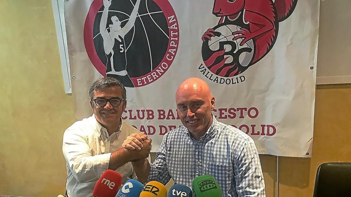 Paco García y Mike Hansen, ayer antes de la primera rueda de prensa del entrenador tras su renovación.-G. VELASCO