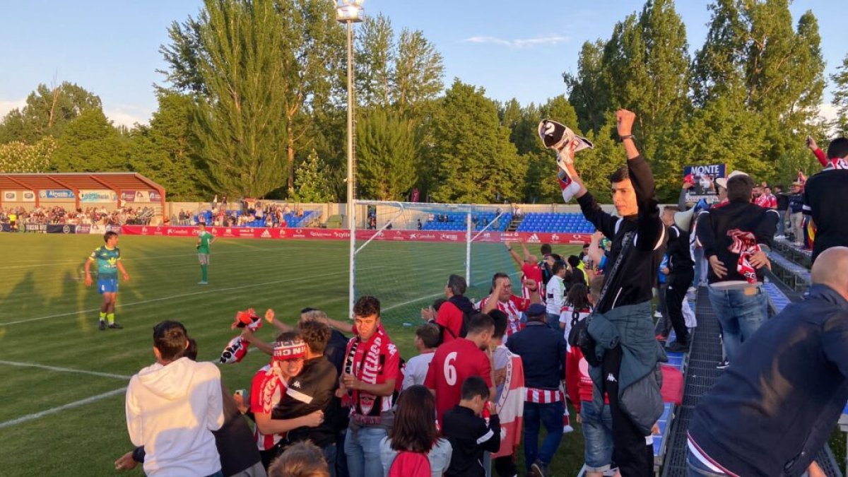 Aficionados del Tordesillas en el duelo ante el Mirandés B en Almazán. / FCYLF