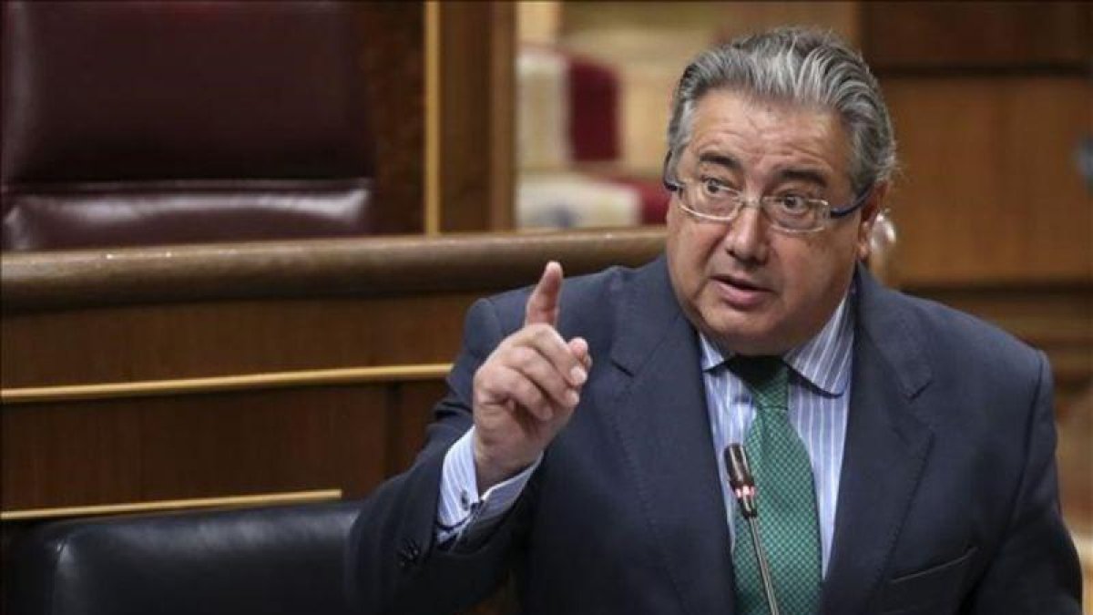 El ministro del Interior, Juan Ignacio Zoido, en una intervención en el Congreso.-EL PERIÓDICO (EFE / CHEMA MOYA)