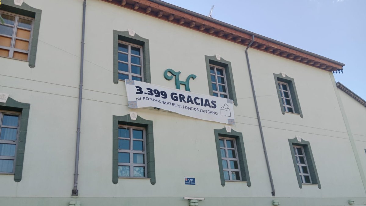 Cartel colgado en la fachada de La Molinera que agradece a los participante en la consulta popular.- E. M.