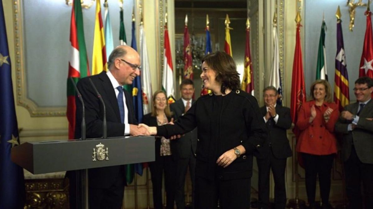 La vicepresidenta Soraya Saenz de Santamaria y el ministro de Hacienda, Cristobal Montoro.-DAVID CASTRO