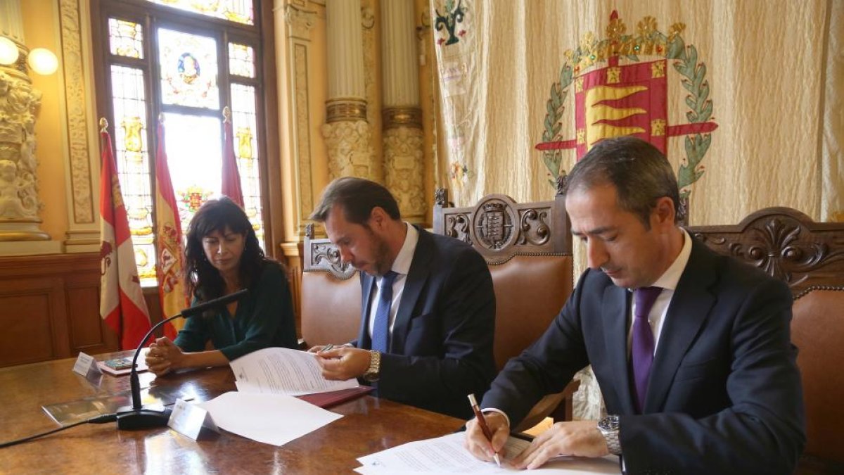 El alcalde de Valladolid, Óscar Puente, y la concejala de Cultura y Turismo, Ana Redondo, firman un convenio de colaboración con el director territorial de La Caixa, José Manuel Bilbao, entre la Fundación La Caixa y el Teatro Calderón-Ical