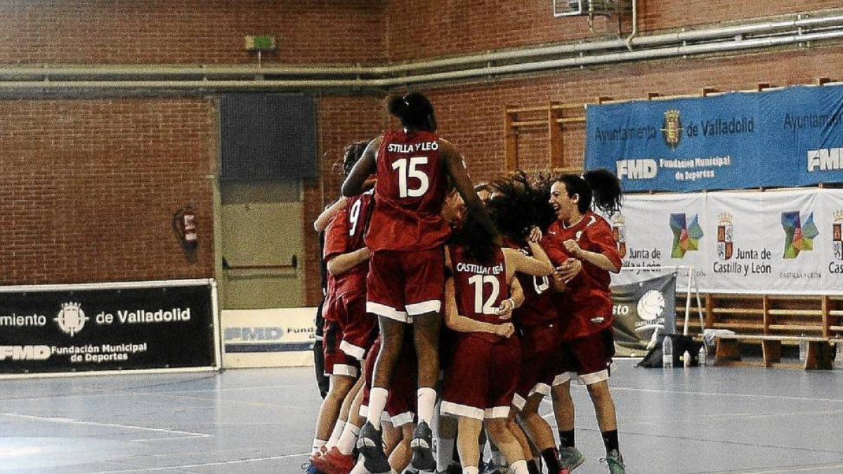 Las jugadoras de la selección de Castilla y León se abrazan tras el triunfo logrado ante Canarias-MARIANO GONZÁLEZ / APDV