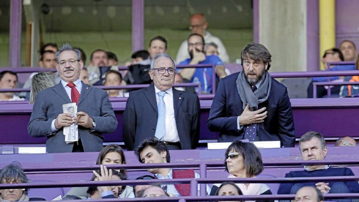 Suárez y el presidente de Osasuna, Sabalza.-P.R.