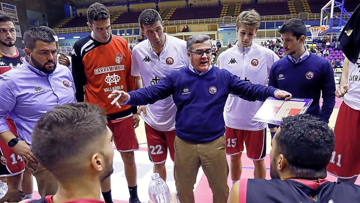 Paco García da instrucciones el pasado martes en el choque contra el Cáceres.-J.M. LOSTAU