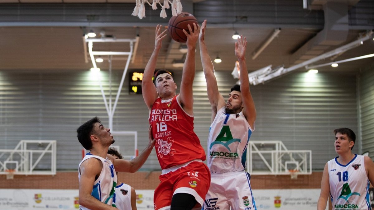 El CB La Flecha en su debut en la Liga EBA ante Betanzos. SERGIO MAZUELAS