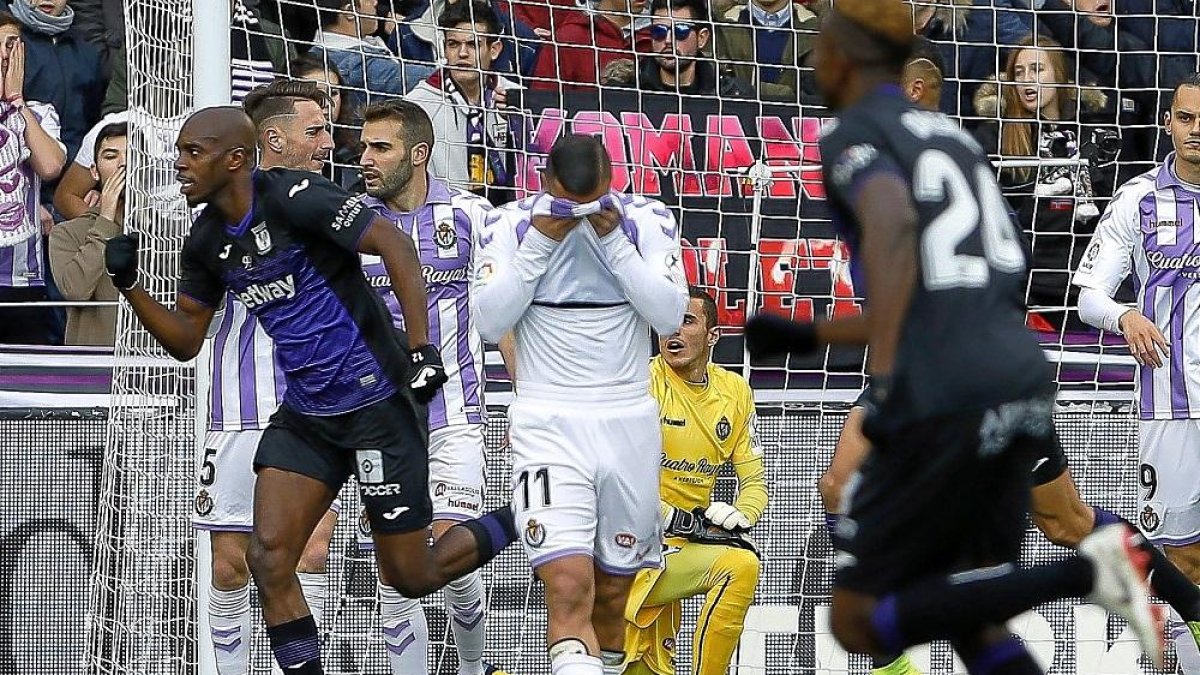 El extremo italiano Daniele Verde se tapa la cara cn la camiseta tras un gol del Leganés.-J.M. LOSTAU