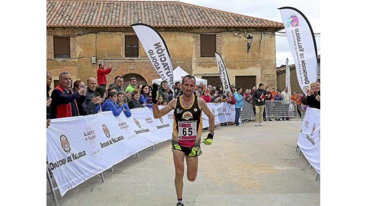 Óscar Fernández Giralda, en el momento de entrar en la meta.-MONTSE ÁLVAREZ