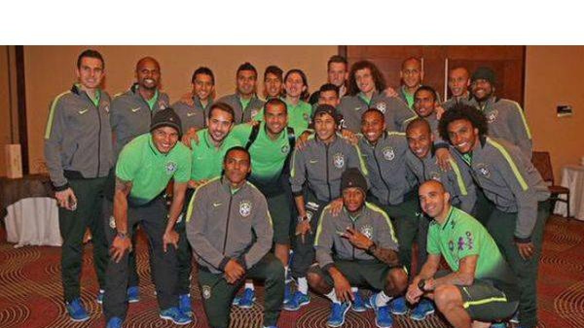 Neymar posa con sus compañeros de la selección brasileña antes de dejar la competición.-Foto: CBF