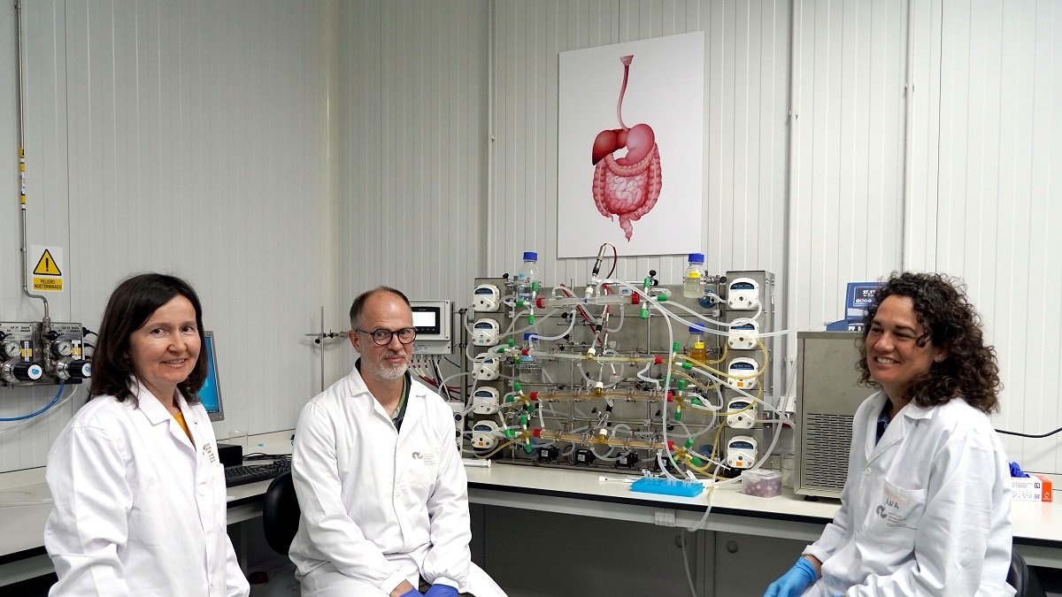 El investigador Daniel Rico y las técnicos Mª Carmen García (I) y Ana Belén Cano (D), junto al simulador gastrointestinal del ITACyL .-ICAL