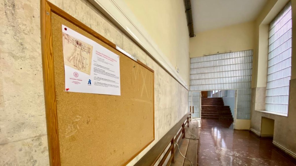 Pasillos de la segunda planta de la Facultad de Medicina donde apareció el cartel homófobo contra Corell. PHOTOGENIC