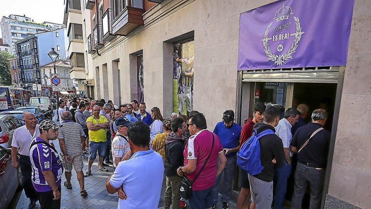 Cola de abonados del Real Valladolid en el inicio de la campaña del pasado verano.-MIGUEL ÁNGEL SANTOS