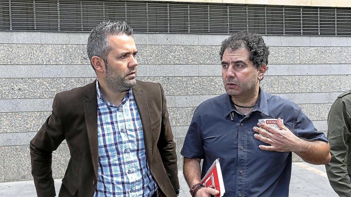Raúl Santa Eufemia y Juan Manuel Ramos a la entrada a los juzgados.-ICAL