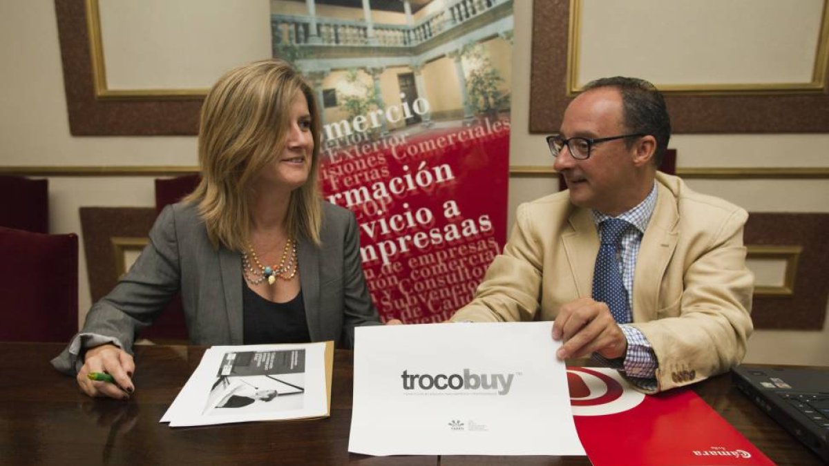 De I. a D. la responsable de Creación de Empresas de Trocobuy, Rosa María Vicente; y el secretario general de la Cámara de Comercio de Ávila, Francisco Isaac Pérez de Pablo-Ical
